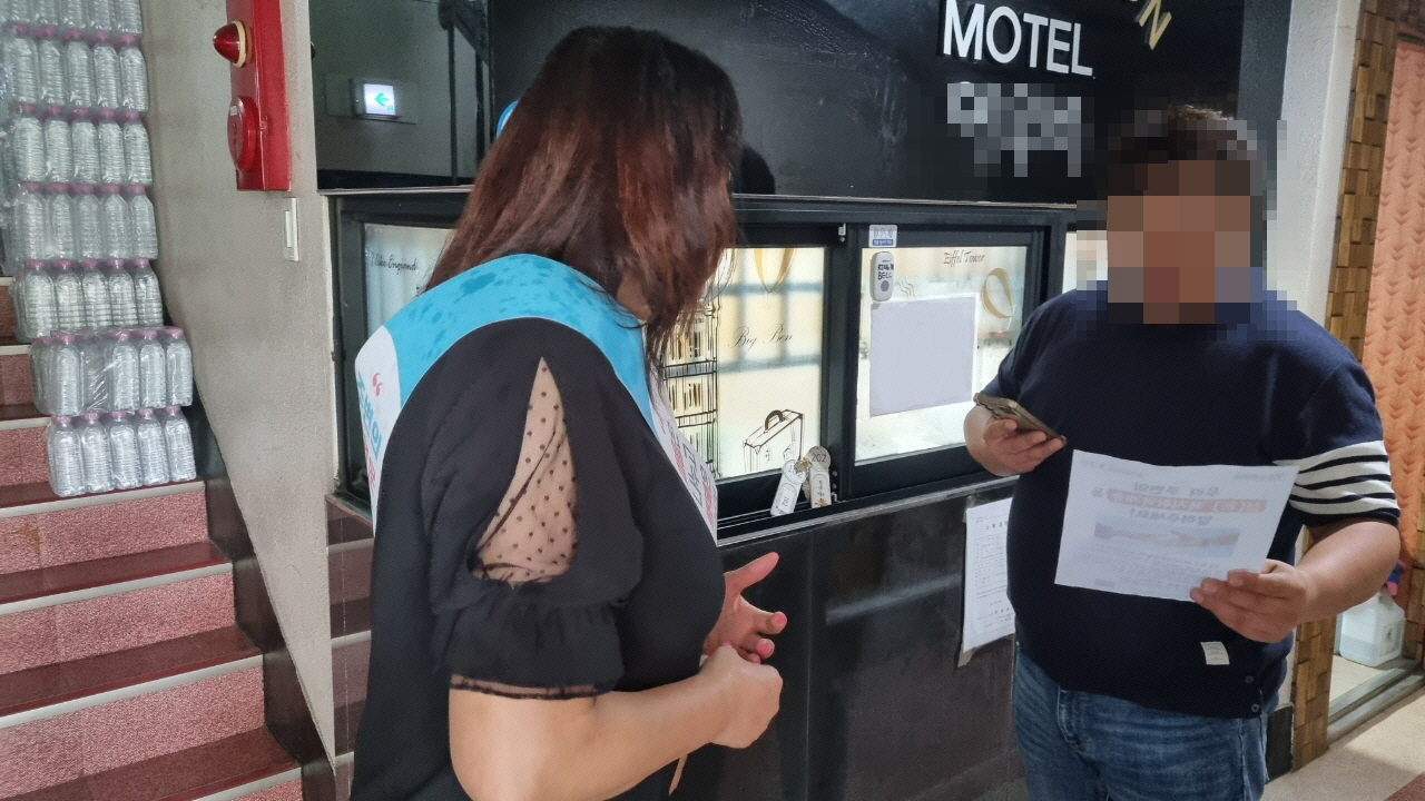 연수구 동별 지역사회보장협의체들이 전국적으로 고독사 위험 사례가 자주 발생함에 따라 지역 내 신복지취약계층 발굴을 위한 찾아가는 현장 캠페인을 잇따라 펼치고 있다